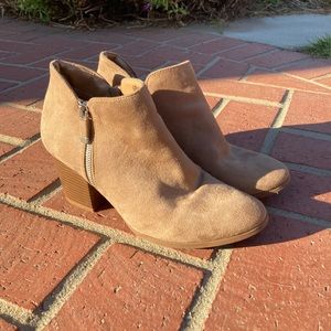 zip up ankle boots